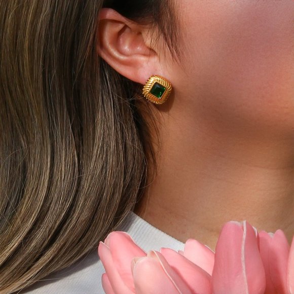 Green Zircon Vintage Textured Rhombus Gold Stud Earrings - Picture 4 of 6